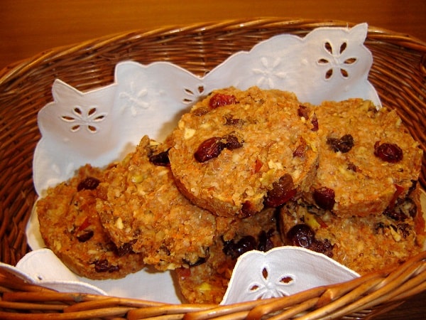 Apple Cinnamon Cookies in a basket - dessert easy -heaqling violet food colour