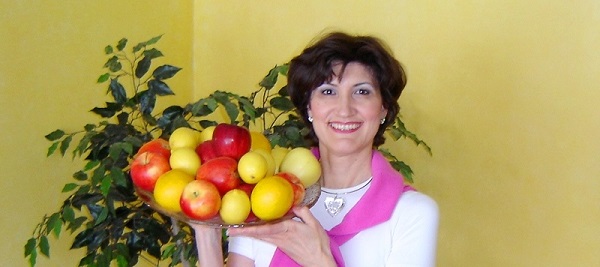 Simona Stepancic with a bowl of colourful fruits